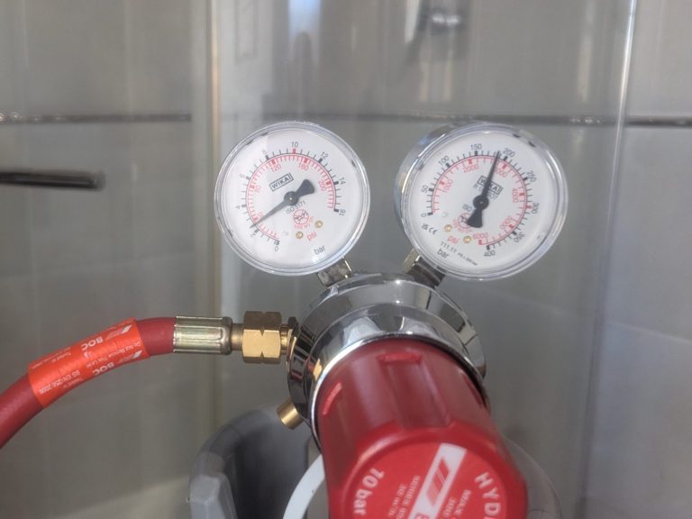 Gas tracing bottle and regulator